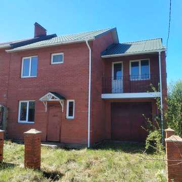 Продається 2-поверховий будинок з гаражем в  м.Красилів, район Левада