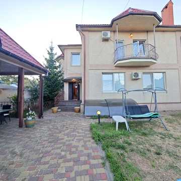 Дом в лесках 150 м² - 1й этаж кухня-студия и санузел , 2й этаж 3 спальни, летняя кухня, 2 паркоместа