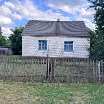 Продається приватний будинок у селі під дачу або постійне проживання