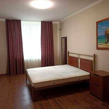 Продам велику 1-кімнатну квартиру 51 кв.м  по вул. Глушкова, 9Г