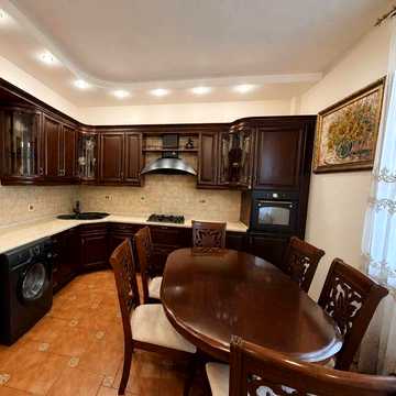 вул. Волоська 51/27. Оренда 3к квартири в історичному центрі Подолу. 115м2. Метро, укриття.