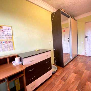 Здається кімната з власним балконом (вул. Космічна, 5)