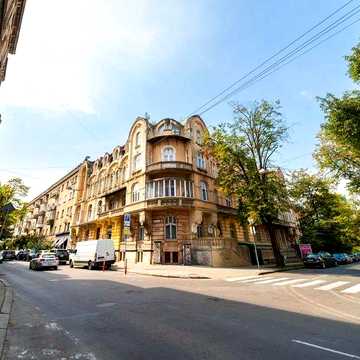 Продаж унікальної дворівневої квартири в Австрійському будинку