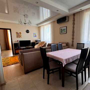 99.2 м2, велика кухня- вітальня та три окремі кімнати, від власника