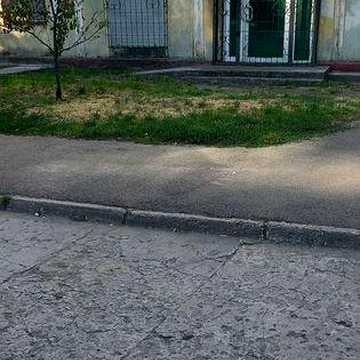 Продам 2ух.к.кв 43м² 1/5 под магазин,офис для людей которым трудно подниматься по ступенькам  не выведена .. ЖК Оселя