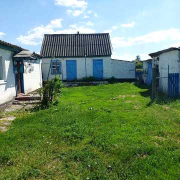 Будинок близько до центру села