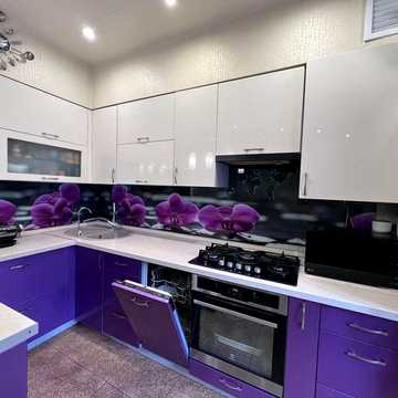 2к квартира з ремонтом . Кухня 25м2 . Балкон ,Газ