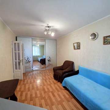 1 кватира  в кирпиче 40м  с ремонтом мебелью и техникой