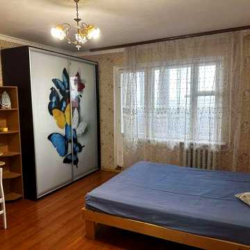 Уютна та дуже світла квартира на Добровольского