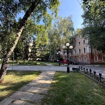 Продам 2-х кімнатну квартиру на середньому поверсі з видом на Березовий сквер