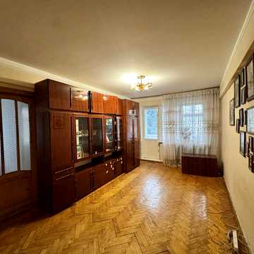 Терміново від власника продається 3-ох кімнатга квартира  на вул.Степана Бандери