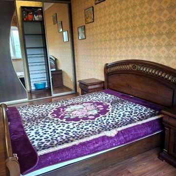 Оренда  3-кімнатної квартири площею  90 квадратних метрів.  Центр міста.    Світло не вимикають.
