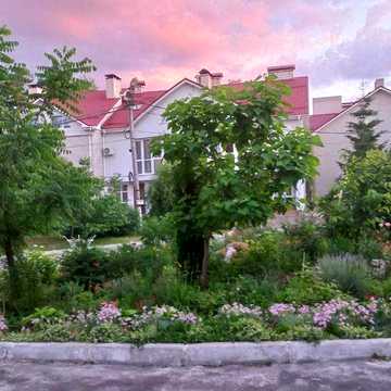Продається котедж у елітному закритому містечку. Об’єкт знаходиться в межі міста, у доступності міський транспорт, до центру міста 5 хв на машині.