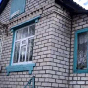 Продам пол дома . Газифицирован,в доме вода,скважина..Есть гараж эх