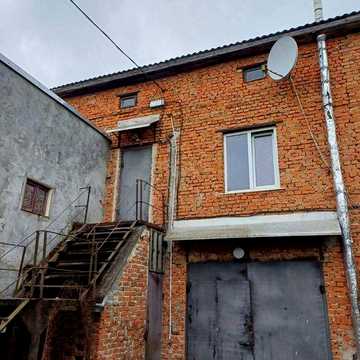 Будок з гаражем і подвір'ям