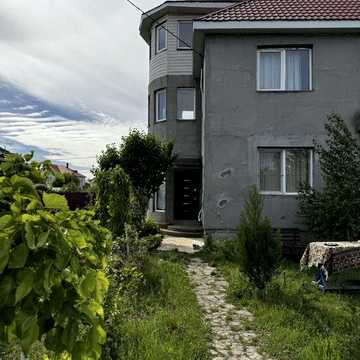 Дом в Лесках на 10 сотках. застроенная улица.