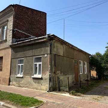 Продаж окремого будинку в центрі міста з можливістю добудови, 3 кімнати, горище, підвал, власний двір