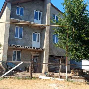 Продается 3-х этажный дом по немецкому   проекту без отделки ( окна, балконная дверь есть). Участок 8 соток, вода, свет подведены. Центр города