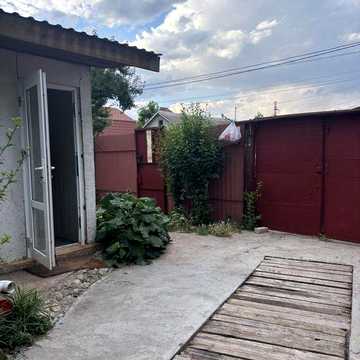 Часть дома со своим  двором и парковкой.. Ромашковая