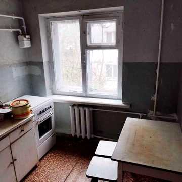 3 кімнатна, з пустими кімнатами в районі Дружби.