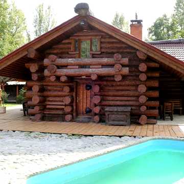 Шикарний будинок з озером та банею