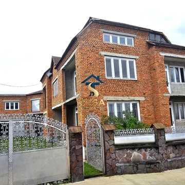 Великий будинок в с. Нижня Апша