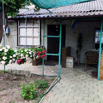 Продаж великого одноповерхового будинку на дві половини у центрі правого берегу.