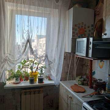 Продам трьох кім. АО, квартиру ,крошня,Покровська