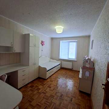 Продам велику 3х кімнатну квартиру, вул.Рожева.