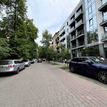 Здається квартира в парковій зоні, центрі міста .Вартість  з гаражем.