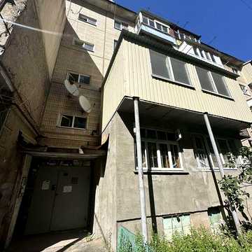 В продаже 2-комнатная квартира на Черёмушках  с большим балконом.
