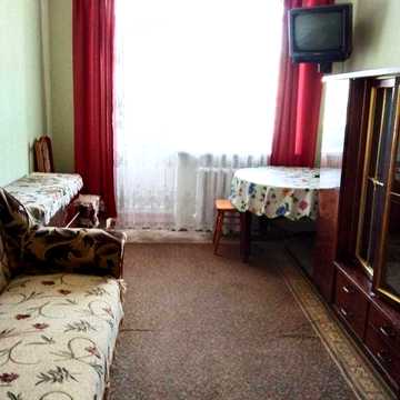 Продам 1-кімнатну, Севастопольська площа, меблі, гарний стан.