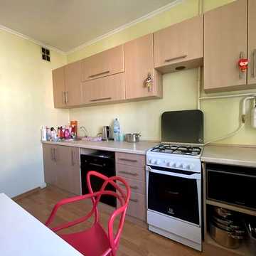 Сдам 3-комн квартиру Газ.Таирова Ак.Королева, 75.
В доме газ ! 
Три раздельные комнаты