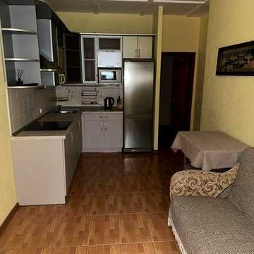Оренда квартири з робочим місцем на балконі та великою кухнею