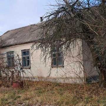 Продам будинок з великою земельною ділянкою та садком.