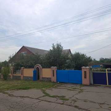 Просторий будинок з власним озером