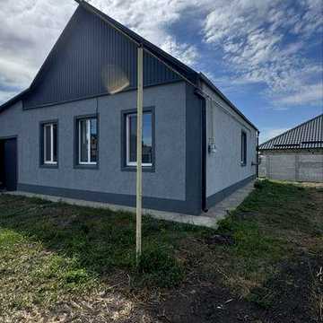 Продаж будинку у центрі Орлівщини , ремонт , гараж , ділянка 10 соток . По домовленісті співпрацюємо по державній програмі .