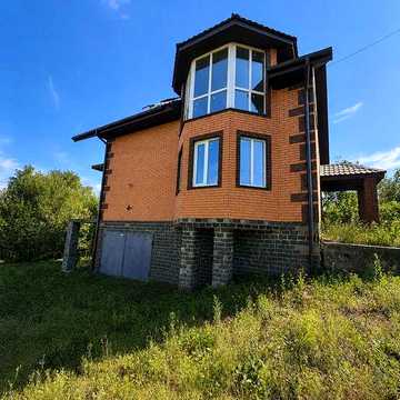 Продам двоповерховий будинок із мансардою та гаражем, центр Ромен