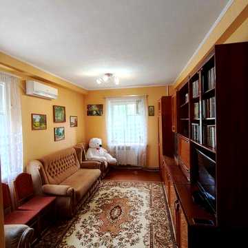 Продам 3-х кімнатну квартиру у центрі міста.
