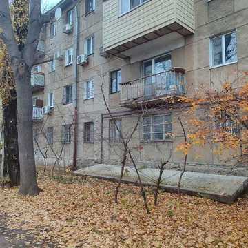 Продам на Черемхах 2 кімн. квартиру. Фасад 1 поверх, вхід. Можна під офіс, іншу комерцію (046-084)