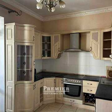 пропонується двухкімнатна квартира з ремонтом та вітражними вікнами у  центрі Одеси