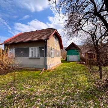 Продажу цегляного будинку