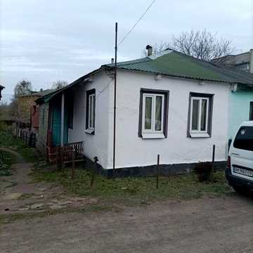 Продам дві частини будинку в центрі хорошева.
