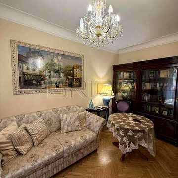 Продаж 2 кімнатна квартира Сталінка вул Кониського 2 Центр Золоті Ворота