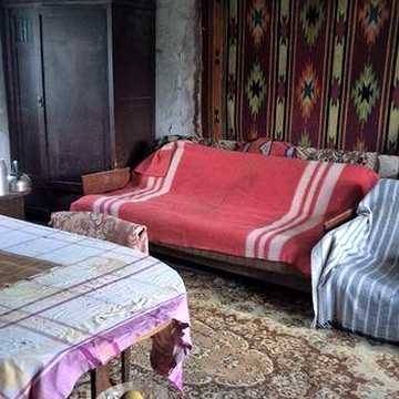 Продам будинок та земельну ділянку можна під дачу