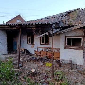 Продаються недорого два  будиночки на одній ділянці.