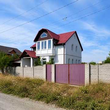 Продам просторный двухэтажный дом в Дергачах.