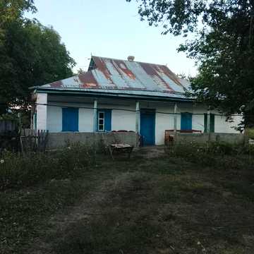 Будинок з господарськими будівлями