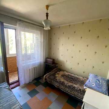 Продам 4-кімнатну. Л/б. Бульвар будівельників.