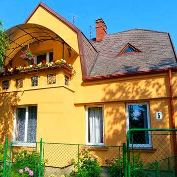 Напівособняк у центрі Ужгорода з власним гаражем та земельною ділянкою